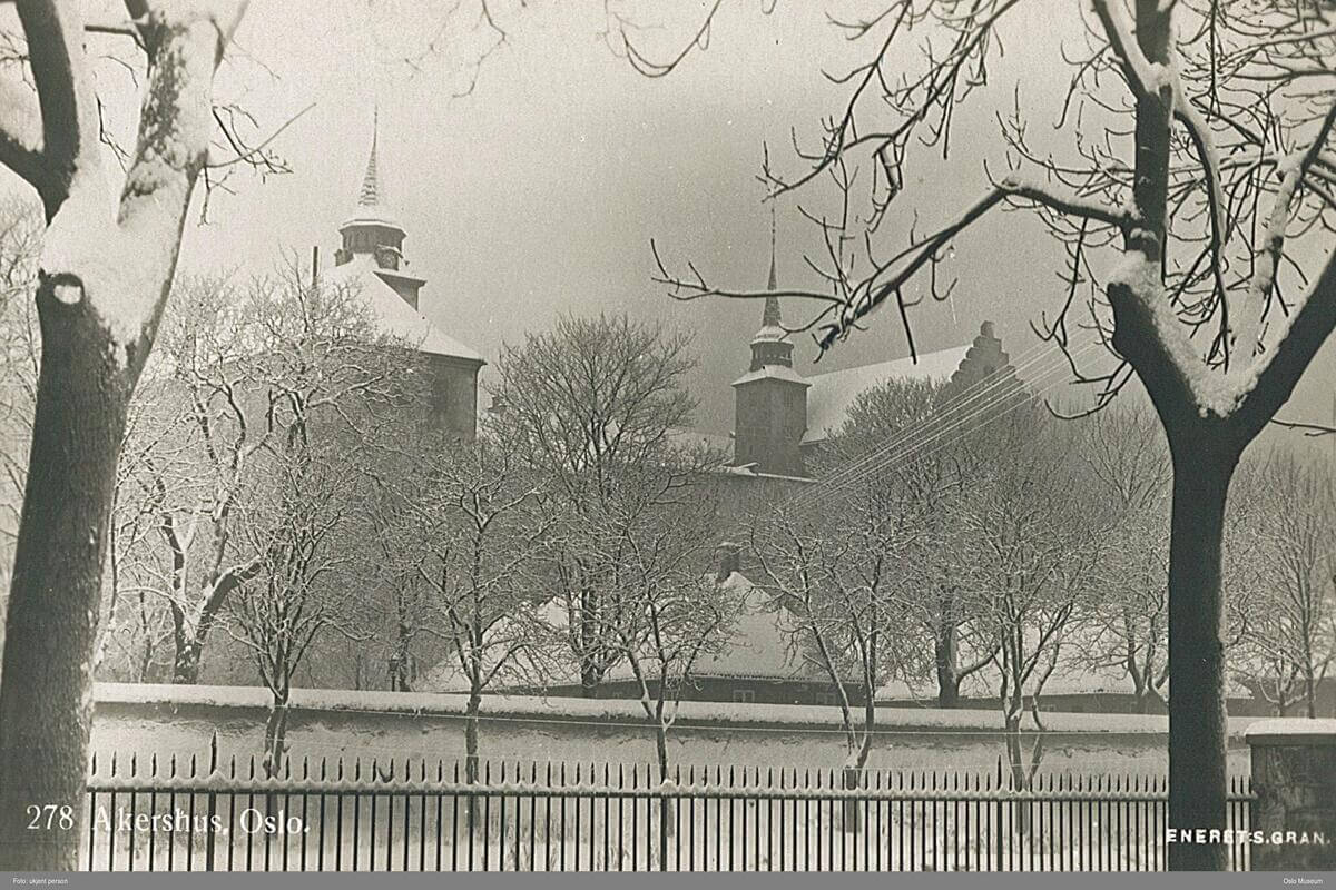 Akershus slott og noe av festningen sett fra øst en vinterdag for lenge siden, svart-hvitt bilde, som illustrasjon til jul på Akershus slott på Akershus festning