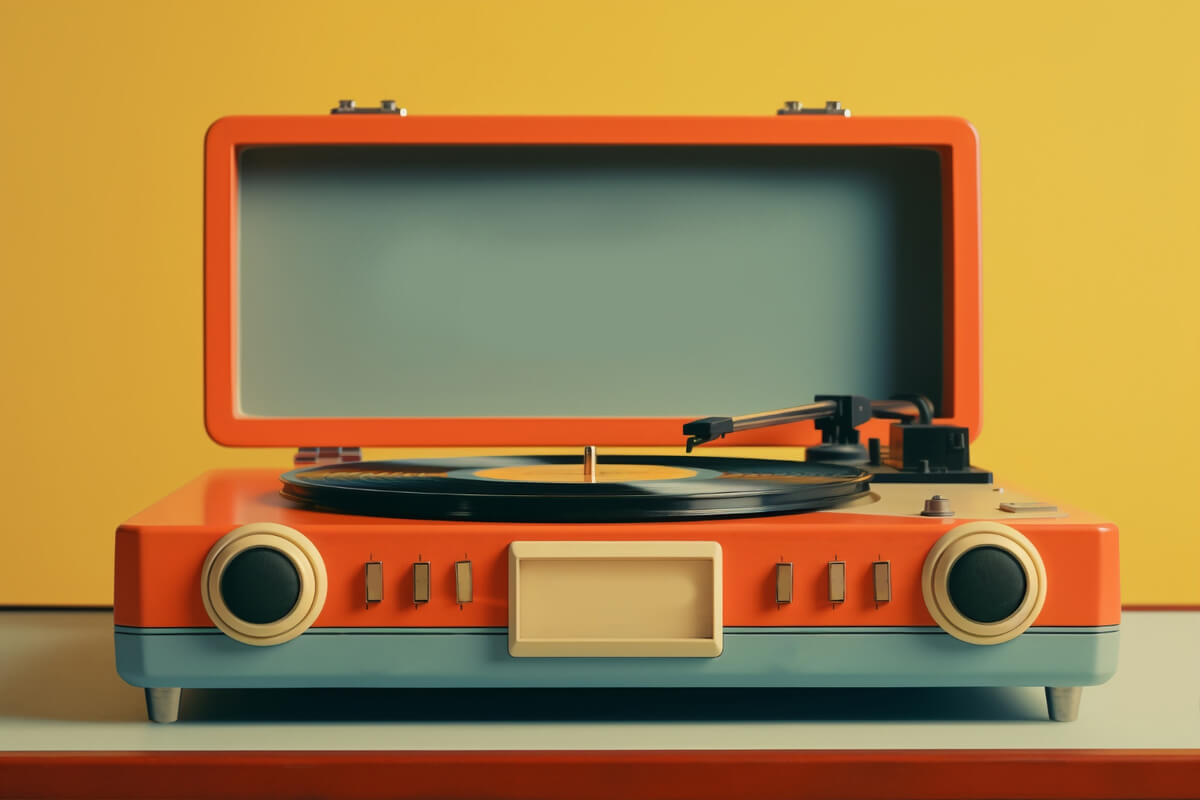 Retro vinyl platespiller med store knotter og rød farge mot en gul vegg, som illustrasjonsbilde for beskrivelsen av vinterfeieaktiviteter på Rockheim i Trondheim