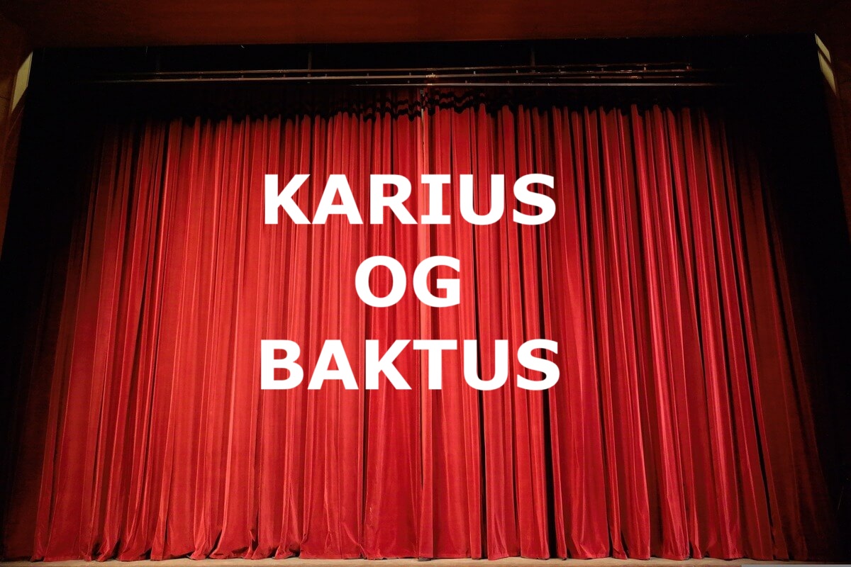 Rødt sceneteppe med teksten 'Karius og Baktus' i hvite bokstaver foran, som illustrasjonsbilde for forestillingen Karius og Baktus på Teateret i Kristiansand