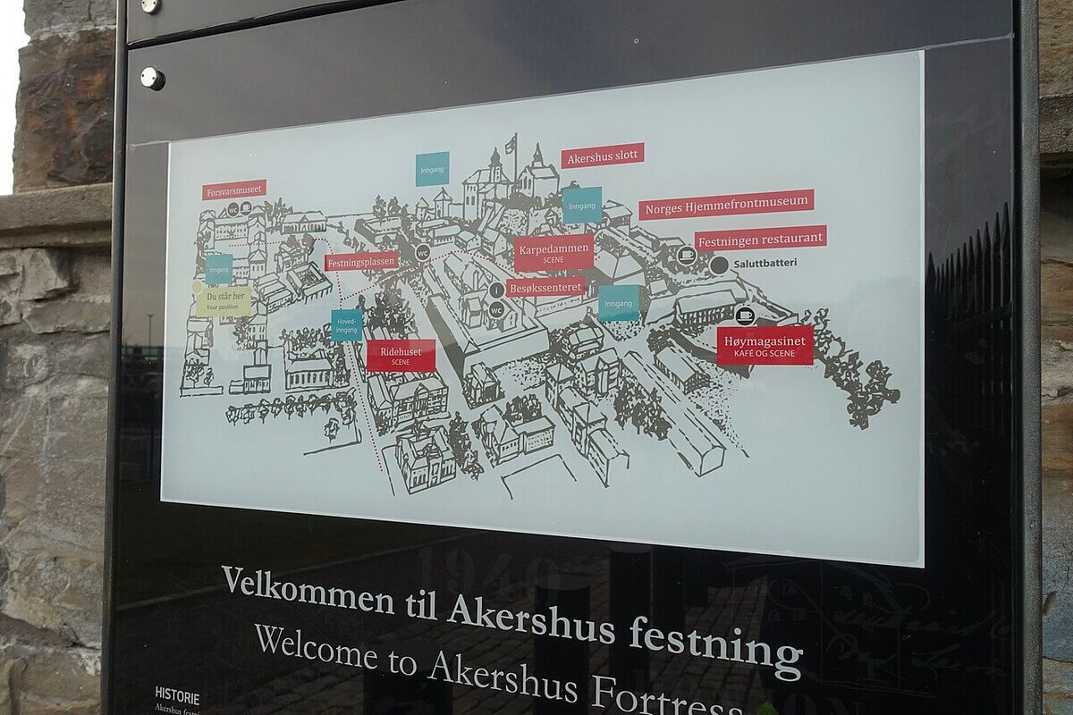 Et oversiktskart over Akershus festning med markerte bygninger og attraksjoner, plassert ved inngangen