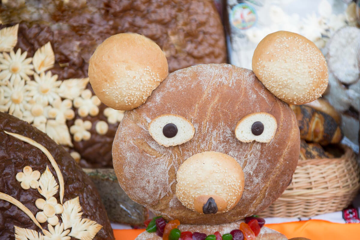 Dekorativt brød formet som en bamse, brukt som illustrasjonsbilde i beskrivelsen av Bok & Bolle-arrangementene hos Cappelen Damm der barn får både fortelling og bolle