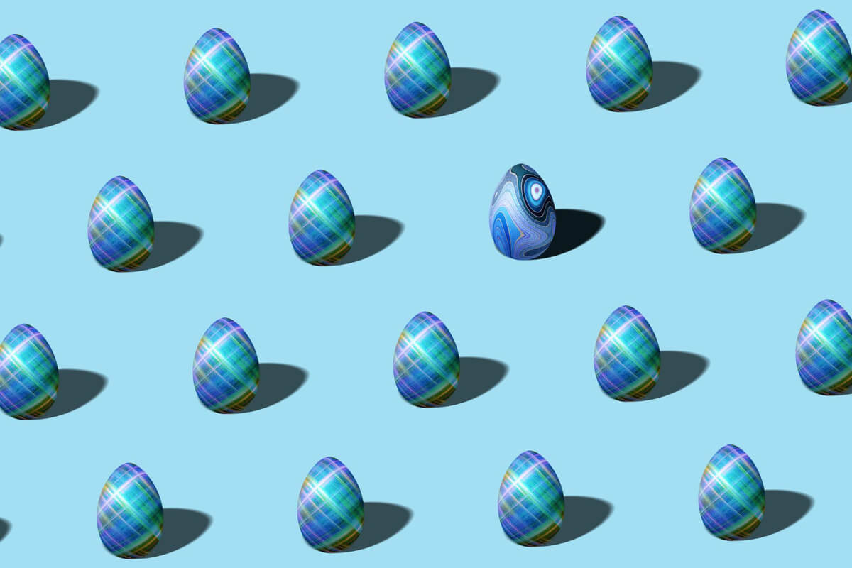 Mange like påskeegg på en blå bunn og ett egge med et annet mønster som illustrasjonsbilde for påskeferieaktiviteter på Norsk Teknisk Museum