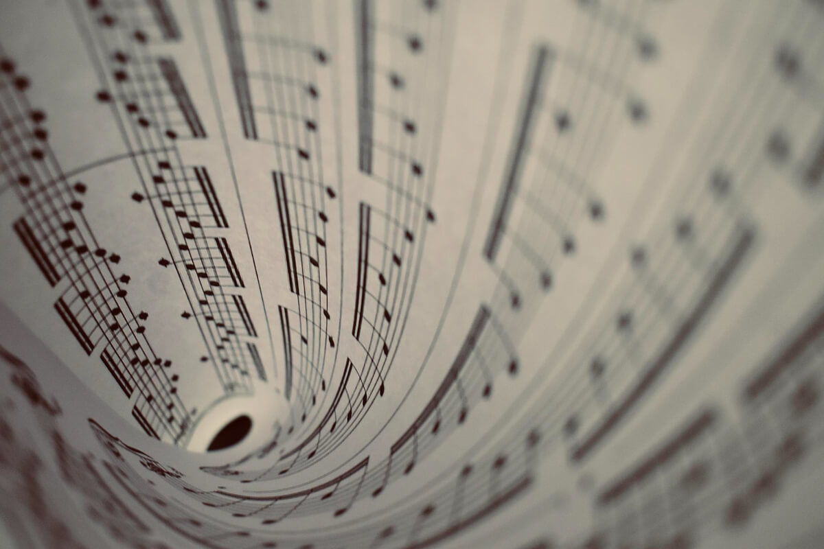 Noteark rullet samme som en ropert sett fra notesiden som illustrasjonsbilde for Maijazz på Elefantteateret