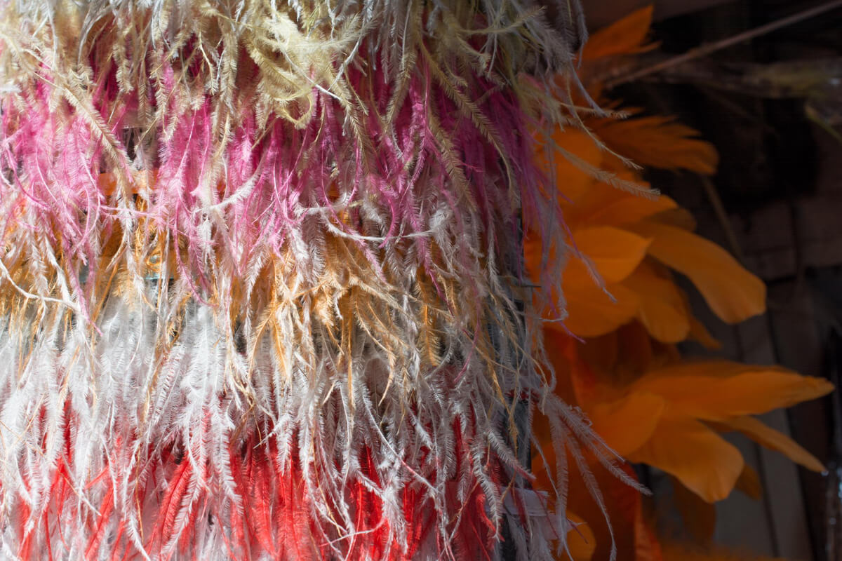 Tykke tekstiltråder i forskjellige farger som illustrasjonsbilde til forestilling for de minste i Grieghallen under festspillene i Bergen