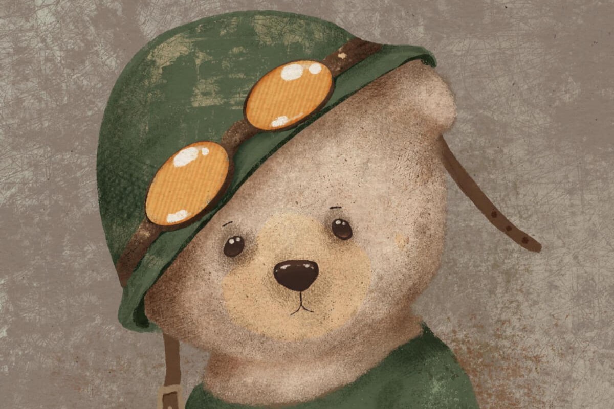 Tegnet bamse iført grønn pilotjakke og hjelm med briller, mot en nøytral bakgrunn