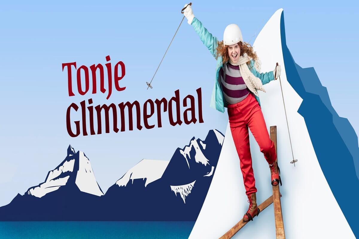 Tonje Glimmerdal i hjelm og fargerike klær står på ski ned en illustrert fjellside med snødekte fjell og hav i bakgrunnen