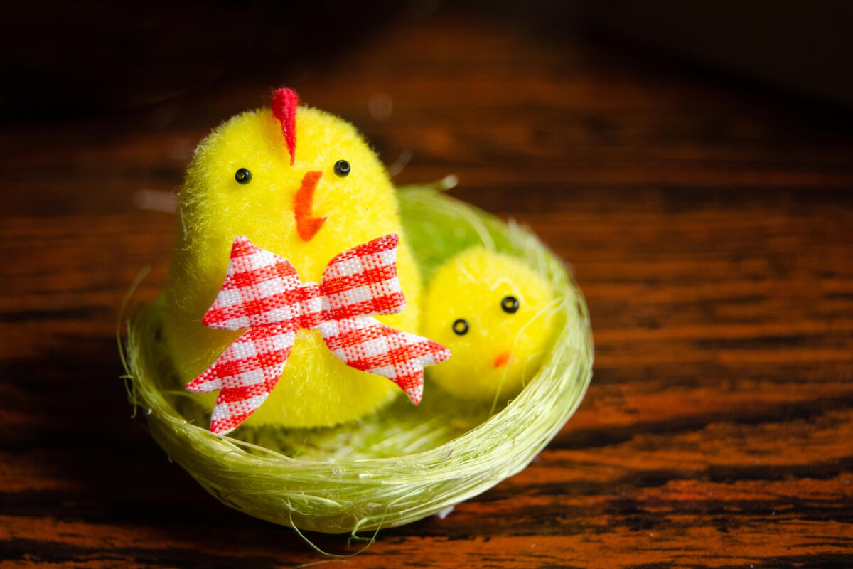 Stor og lite gul stoffpåskekylling i krus som illustrasjonsbilde for påskeverksted på Deichman Tøyen