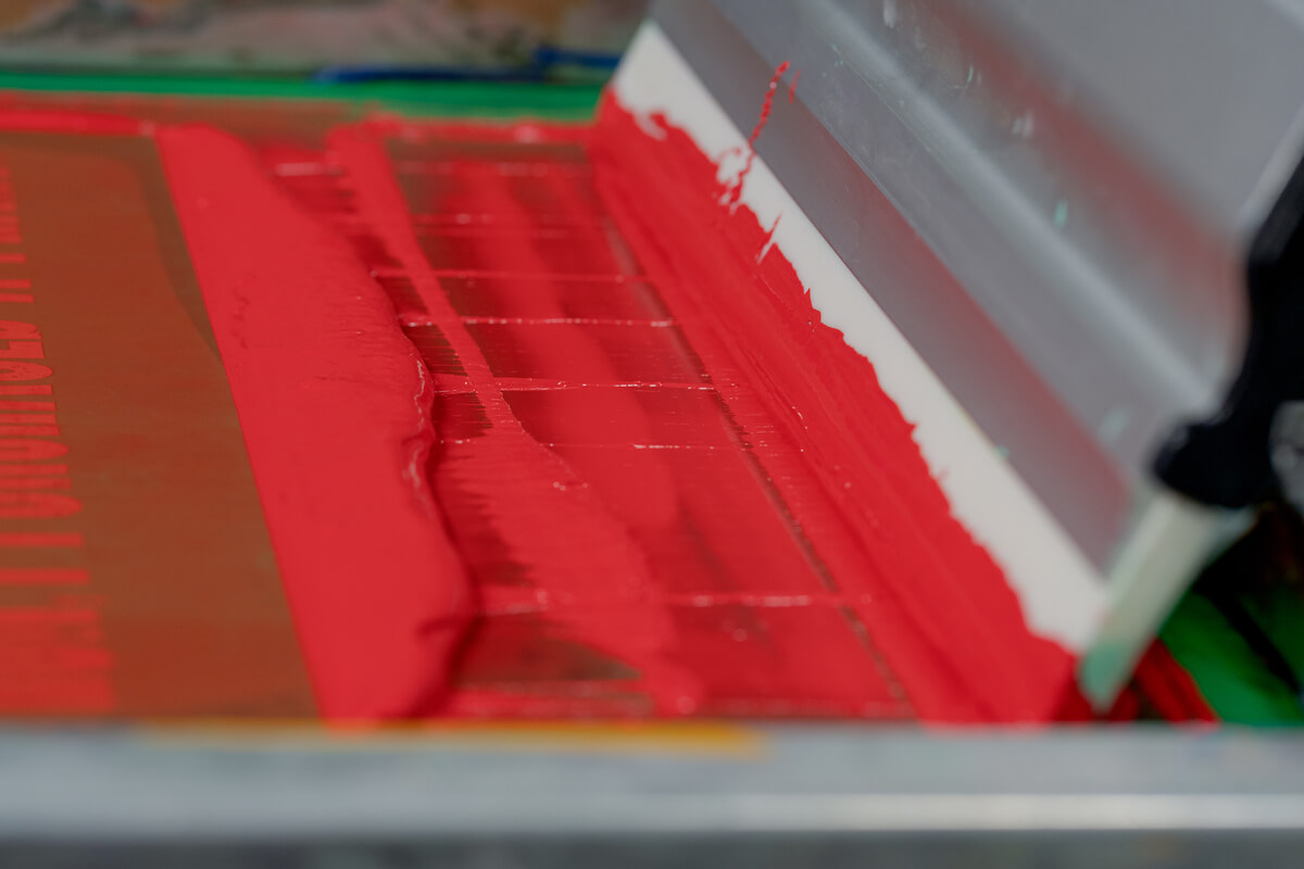 Farging av stoff med rød farge 