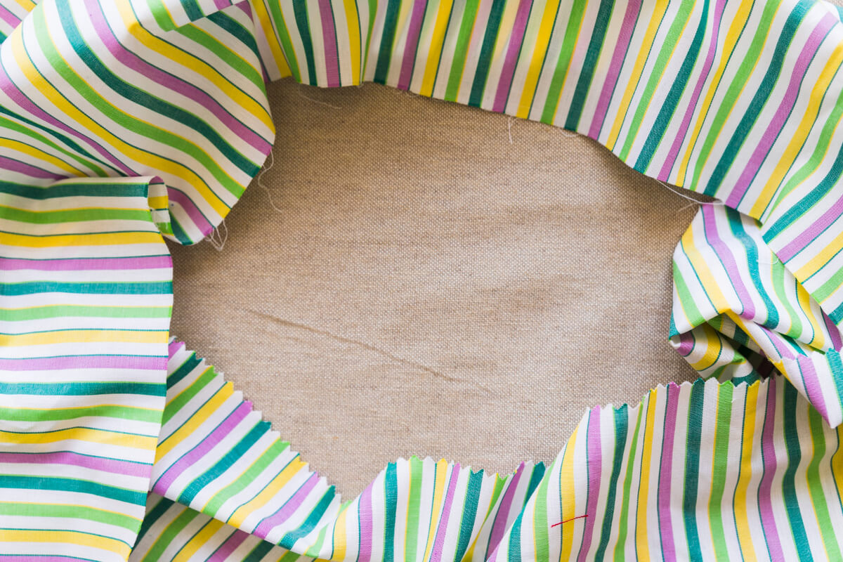 Stripet stoff på et bord som illustrasjonsbilde for beskrivelsen av vinterferieverksted med RELOVE på Deichman Majorstuen