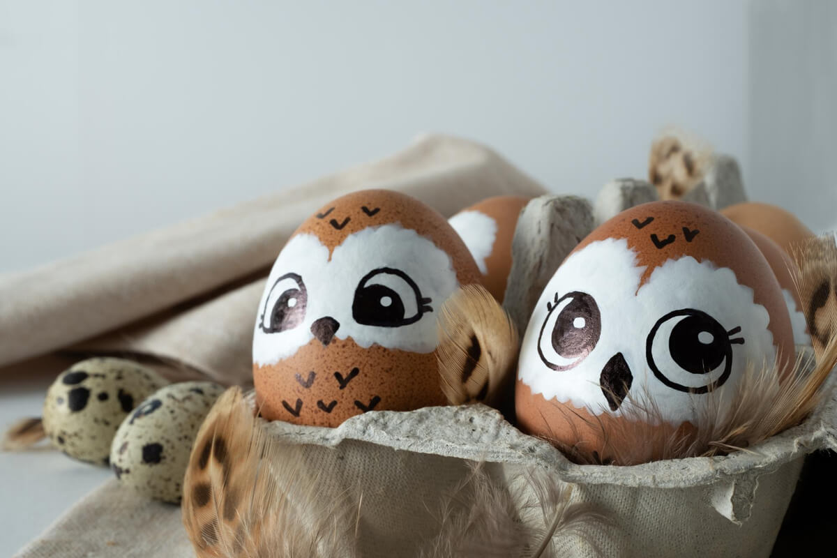 Påskeegg malt som brune ugeuenger som illustrasjonsbilde for påskeaktiviteter på Naturhistorisk museum