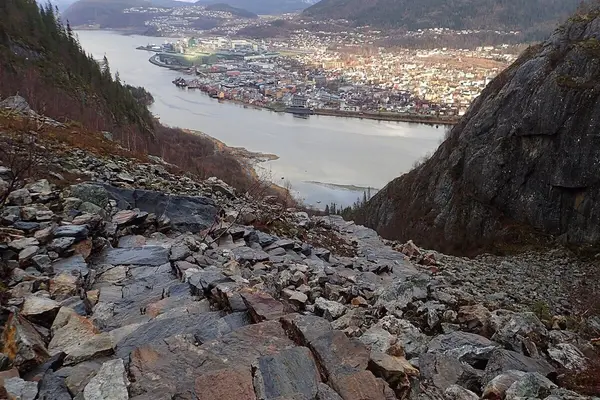 Toppen av Helgelandstrappa sett ned mot Øyfjorden