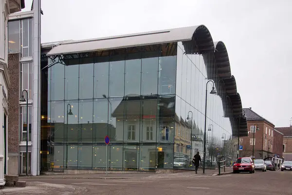 Lesesal med store oransje søyler og brunfarget interiør