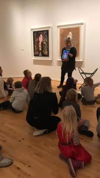 Engasjerte barn ser på kunst i Haugar Kunstmuseum