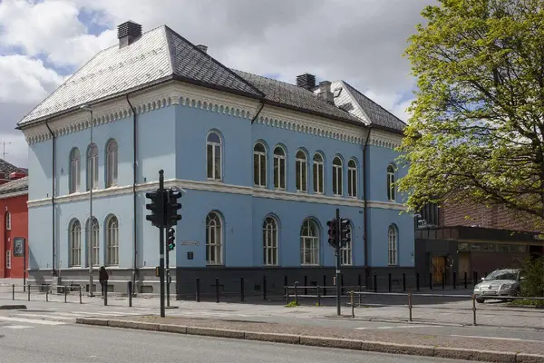 Synagogen i Trondheim,  blå to etasjers bygning med høyt skiferbelagt tak