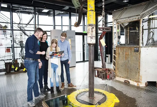 Familie i utstillingen på Oljemuseet