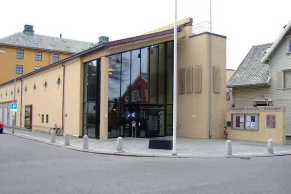 Inngangen på Arkeologisk museum i Stavanger, et høyt glassparti på en gulfarget mursteinsbygning