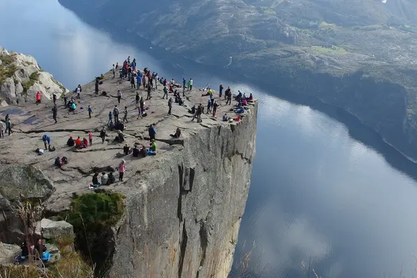  Preikestolen fotografert fra luften med fjorden under