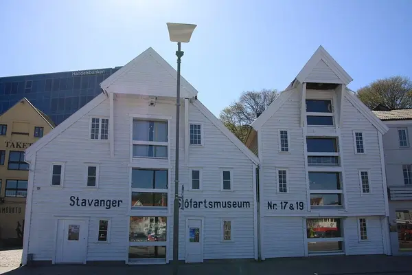 Stavanger Maritime Museum, to store hvitmalte pakkhusbygninger, fotografert fra sjøen
