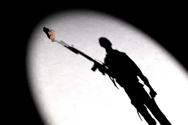 Stor skygge av en soldat med gevær på et gulv hvor det er plassert en liten kvinnefigur