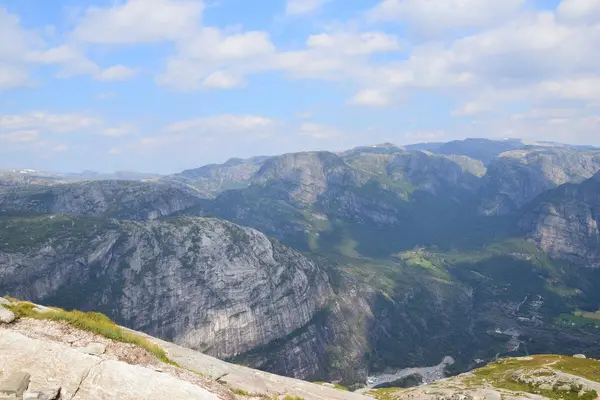 Naturbilde tatt fra fjellet over landskapet ved Kjerag i Lysefjorden