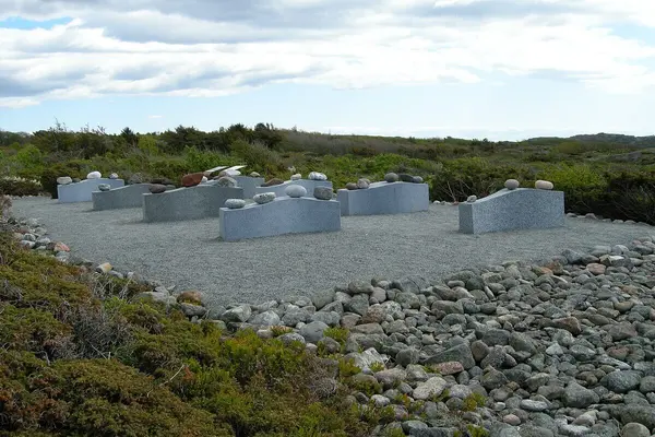 Steinutstilling i Gea Norvegica UNESCO Global Geopark, forskjellige steiner fra rullesteinområdet Mølen utstilt på samme sted