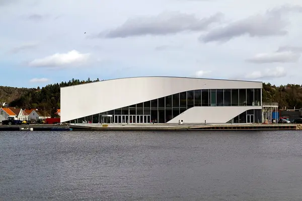 Buen kulturhus er en moderne bygning av glass og betong med buet form helt inntil vannet