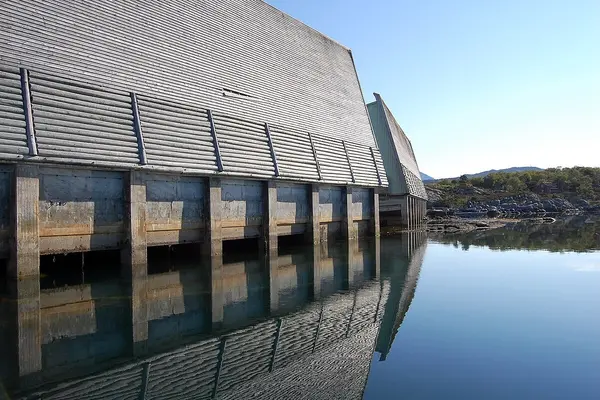 Bakveggen på to moderne bygninger som utgjør Kystmuseet Sogn og Fjordane og som går ned i fjorden