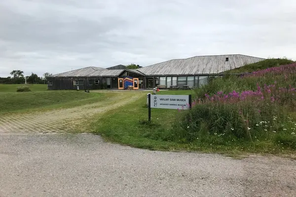 Skilt og bygningen til Varanger Samiske Museum