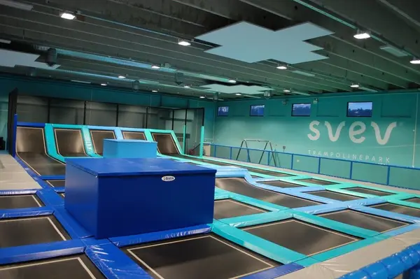  Trampolinehall med mange gulvfaste trampoliner