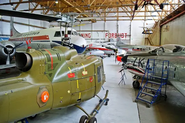 Bilde fra utstillingshallen på Flyhistorisk Museum Sola med militærhelikopter og passasjerfly
