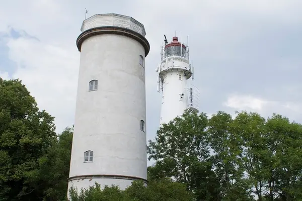  Det gamle fredede mursteinsfyrtårnet Gamletårnet ved siden av det nyere, og høyere, stålfyrtårnet på Jomfruland ved Kragerø