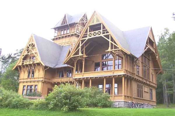 Villa Fridheim, et stort trehus i norsk sveitserstil, omgitt av grøntområder ved Krøderfjorden