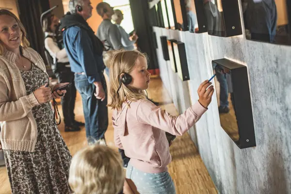  Jente med høretelefoner maler et bilde i Prøysenhuset