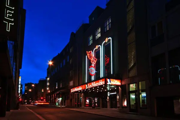 Inngangen til Oslo Nye Hovedscenen fotografert fra andre siden av gaten en sen kveld