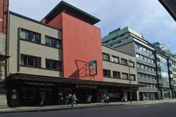 Hovedinngangen til Centralteatret og Teaterkjeller'n i Oslo fotografert fra motsatt side av gaten