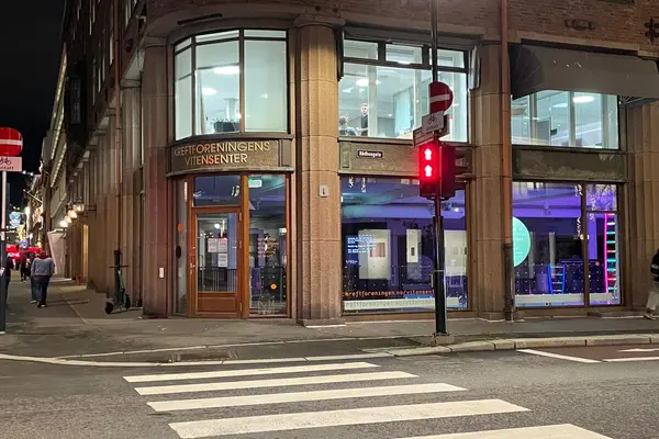 Kreftforeningens Vitensenters lokaler fotografert utenfra om kvelden