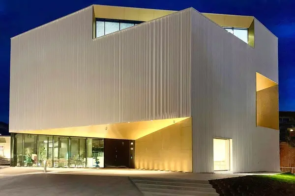 En moderne kantet bygning som huser Nitja - senter for samtidskunst