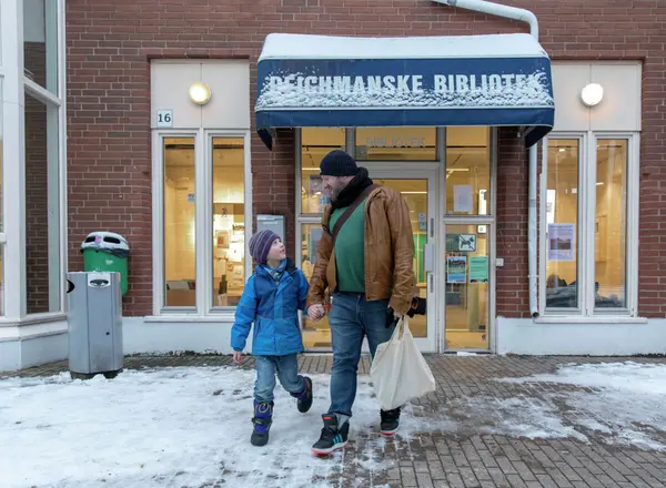 Inngangen til Deichman Holmlia bibliotek en vinterdag