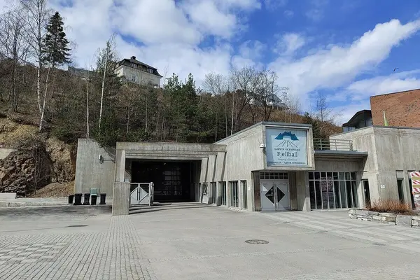 Inngangen til til Gjøvik Olympiske Fjellhall, stor betongkonstruksjon