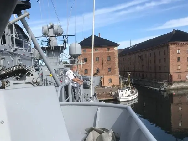  Fin utsikt fra brovingen på KNM Narvik mot Marinemuseet i Horten