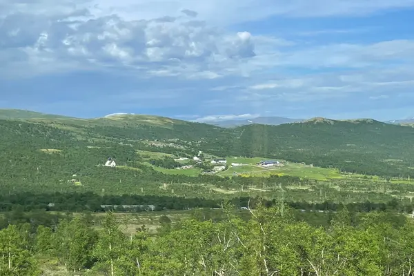  Hjerkinn Fjellstue og Fjellridning i naturlige omgivelser