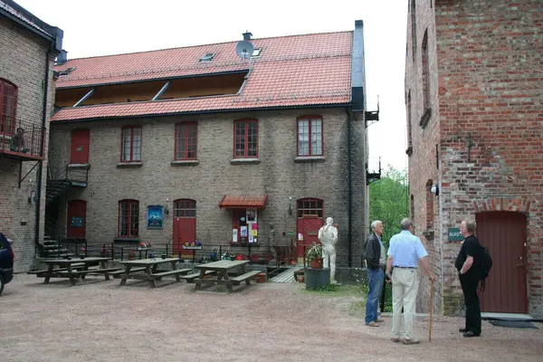 Et kompakt toetasjers eldre murhus, i dag Fossekleiva kultursenter 