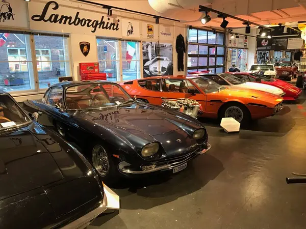 Fornebu Bilmuseum inneholder biler som fasinerer liten som stor