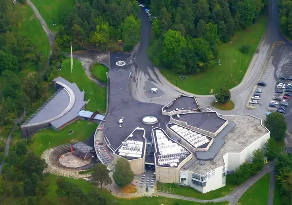 Henie Onstad Kunstsenter ved Høvik utenfor Oslo, luftfoto som viser museets lange kropp med fem utstillingshaller mot sjøen