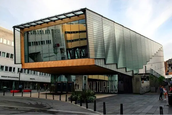 Bærum Kulturhus scene ved Sandvika Storsenter, bygning av glass som henger i luften over fortauspartiet som fører til inngangen