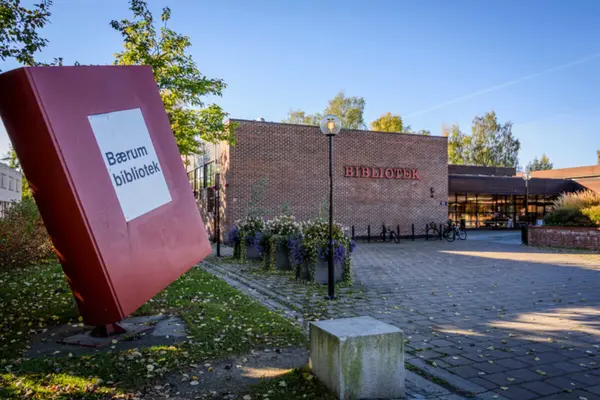 Bærum bibliotek Bekkestua fotografert med Bibliotek skrevet på mursteinsveggen og en stor plass foran
