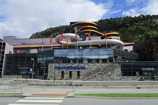 Vannsklie som slynger seg utenpå og over en del av Vestkanten kjøpesenter i Loddefjord, og som tilhører Vannkanten Badeland