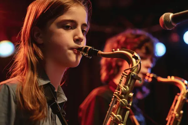 To ungdommer som spiller på hver sin saksofon som illustrasjonsbilde til musikalsk familiedag under Jazzfest Trondheim