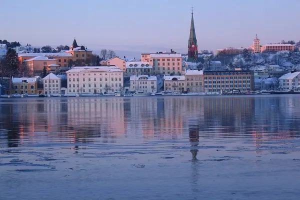 Tyholmen i Arendal med det gamle rådhuset og kirken fotografert fra sjøen en vinterdag, som illustrasjonsbilde for Barnas Superlørdag under Arendal Vinterfestival