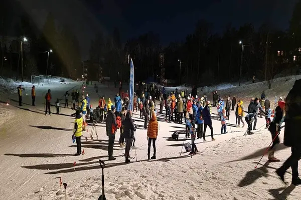 Koll skisprell på Kollbanen, lyskastere, snø og mange mennesker